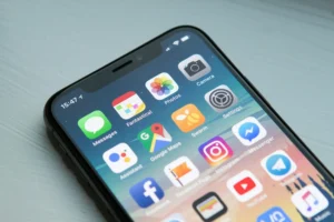 Écran de smartphone montrant des icônes d’applications : Messages, Fantastical, Photos, Appareil photo, Réglages, Google Assistant, Google Maps, Swarm, Facebook, Instagram, Messenger, YouTube et Telegram.