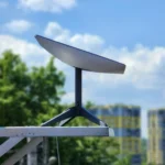 Antenne Starlink Mini Kit montée sur un support métallique en extérieur.
