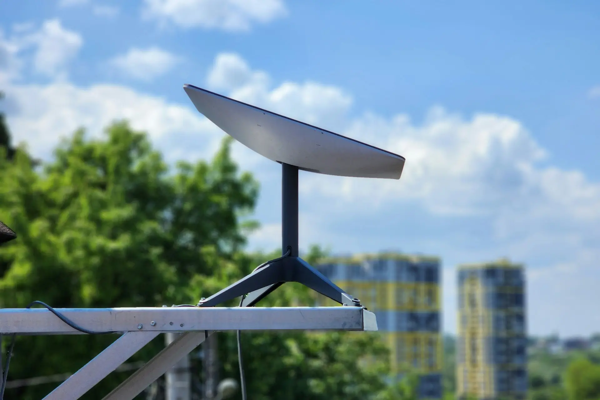 Antenne Starlink Mini Kit montée sur un support métallique en extérieur.